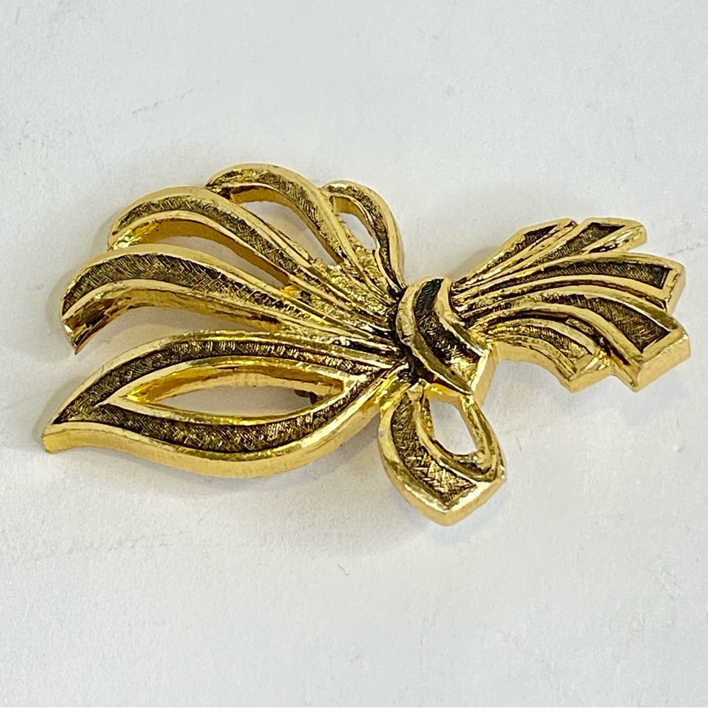 Vintage Gold Tone Bow Ribbon Brooch Made in France - Picture 5 of 12